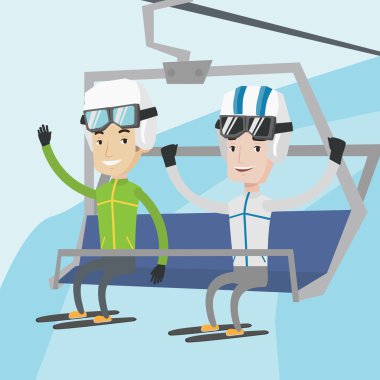 İki mutlu kayakçı Kayak Merkezi teleferik kullanarak.