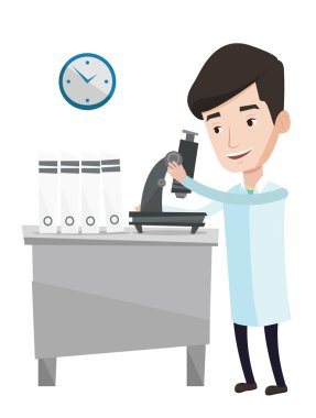 Laboratuar asistanı ile mikroskop.