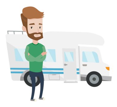Motorlu ev önünde duran adam.