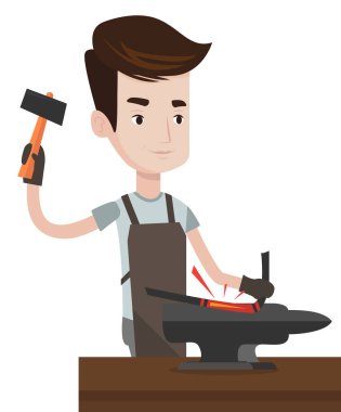 Demirci çalışma metal örs çekiç ile.