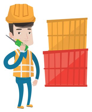 Liman işçisi kablosuz radyo konuşmak.