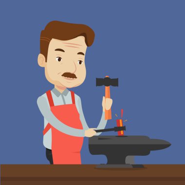 Demirci çalışma metal örs çekiç ile.