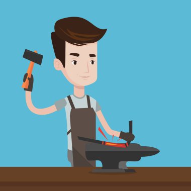 Demirci çalışma metal örs çekiç ile.