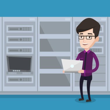 Ağ sunucu odası içinde laptop üzerinde çalışan mühendis.