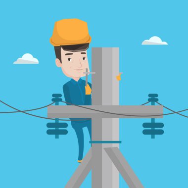 Elektrikçi elektrik direği üzerinde çalışma.