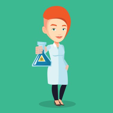 Bilim adamı holding şişesi biyolojik tehlike işareti ile.