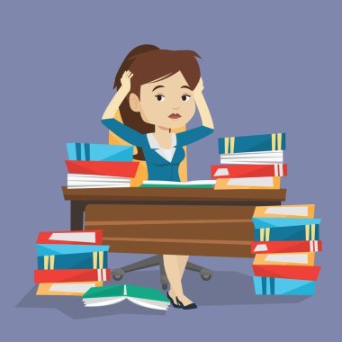 Kitap yığınları ile masadan öğrenci.