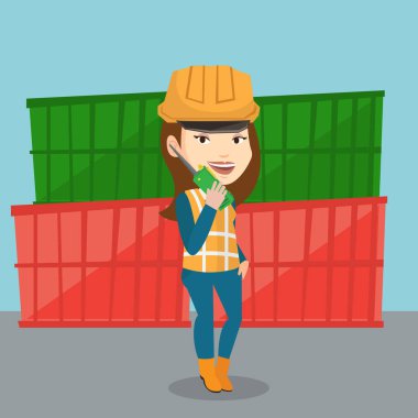 Liman işçisi kablosuz radyo konuşmak.