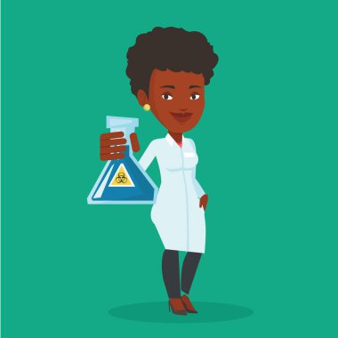 Bilim adamı holding şişesi biyolojik tehlike işareti ile.