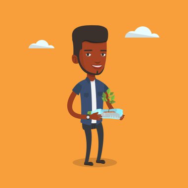 Plastik şişede büyüyen bitki tutan adam.