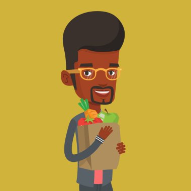 Mutlu adam bakkal alışveriş çantası elinde.