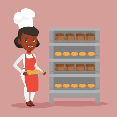 Mutlu genç kadın baker ekmek tepsi tutarak.