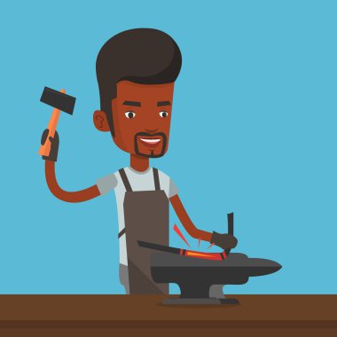 Demirci çalışma metal örs çekiç ile.