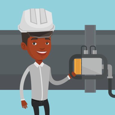 Dedektör gaz boru hattı üzerinde kontrol operatörü.