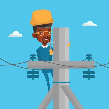 Elektrikçi elektrik direği üzerinde çalışma.