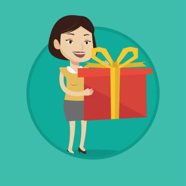 Hediye kutusu tutan neşeli beyaz kadın.