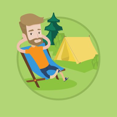 Kampta koltuk katlama oturan adam.