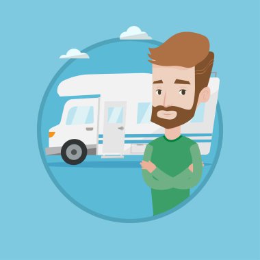 Motorlu ev önünde duran adam.