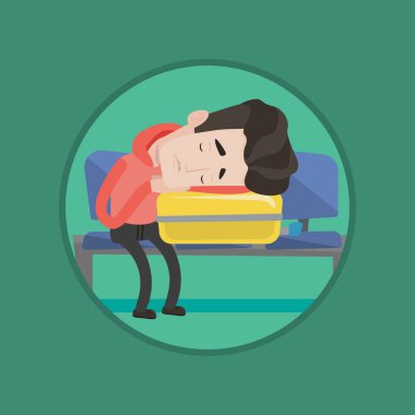 Yorgun adam havaalanında bavul üzerinde uyuyor.