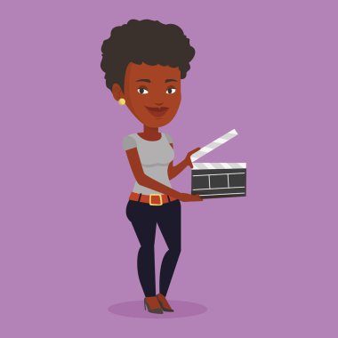 Açık bir Klaket tutan gülümseyen kadın.