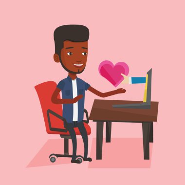 Genç adam dating online dizüstü bilgisayar kullanarak.
