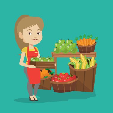 Süpermarket işçi ile kutu elma dolu.