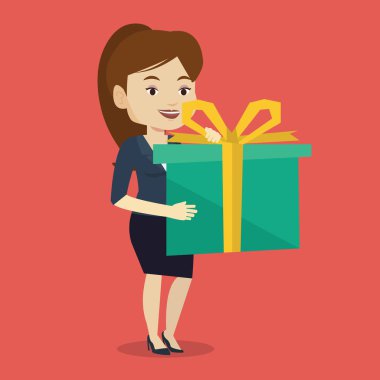 Hediye kutusu tutan neşeli beyaz kadın.