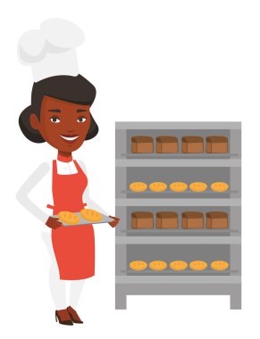 Mutlu genç baker ekmek tepsi tutarak.