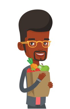 Mutlu adam bakkal alışveriş çantası elinde.