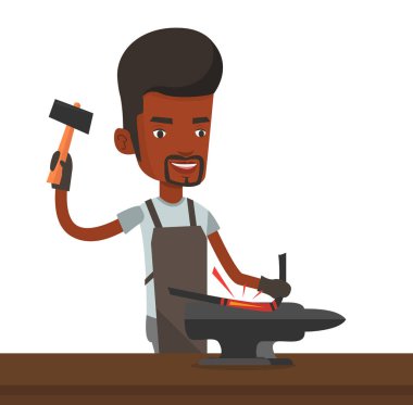 Demirci çalışma metal örs çekiç ile.