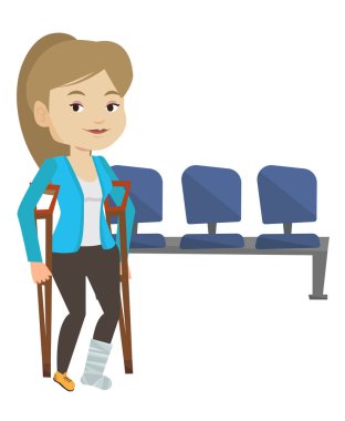 Kırık bacak ve koltuk değneği olan kadın.