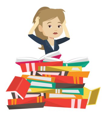 Büyük yığın kitap oturan öğrenci.