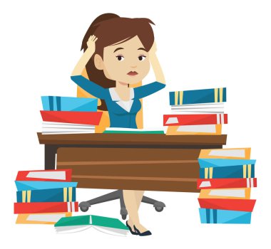 Kitap yığınları ile masadan öğrenci.