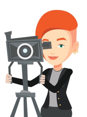 Kameraman ile film fotoğraf makinesi tripod üzerinde.