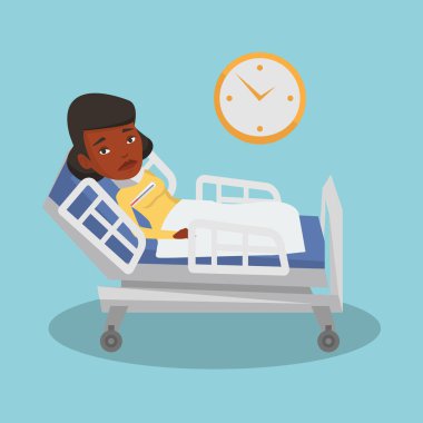 Hasta bir kadın yatakta döşeme termometre ile.