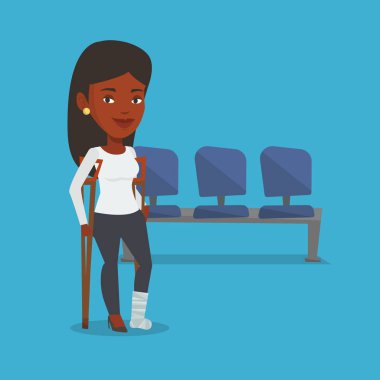 Kırık bacak ve koltuk değneği olan kadın.