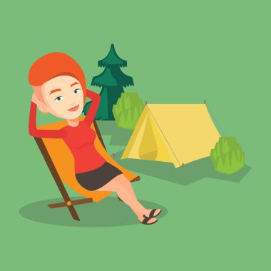 Kampta koltuk katlama oturan kadın.