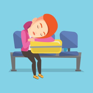 Havaalanında bavul üzerinde uyuyan yorgun kadın.