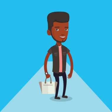 Defile sırasında podyum üzerinde poz adam.