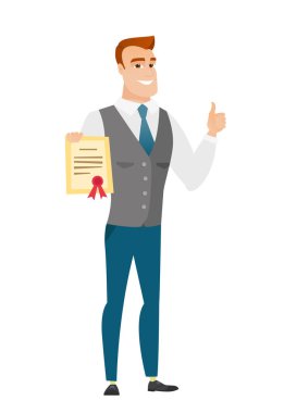 Bir sertifika tutan genç beyaz iş adamı.