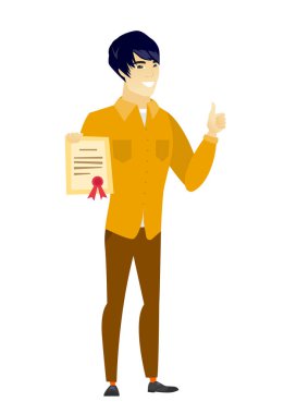 Bir sertifika tutan genç Asya iş adamı.