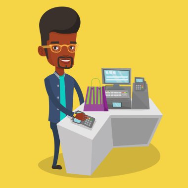 Ödeme kablosuz akıllı saat takan adam.