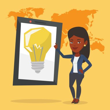 Büyük tablet bilgisayarda işaret eden kadın.