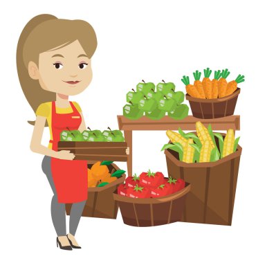 Süpermarket işçi ile kutu elma dolu.