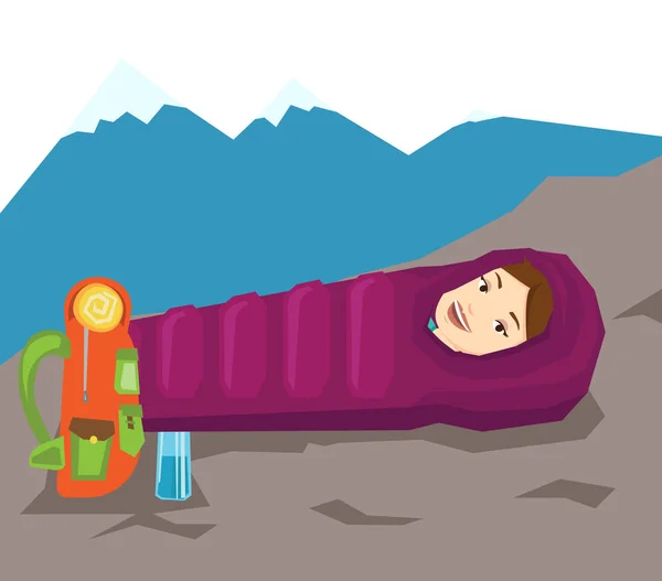 女人在山上的睡袋在休息. — 图库矢量图片
