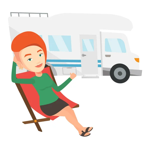 Mujer sentada en silla delante de caravana . — Vector de stock