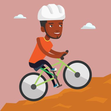 Dağlarda seyahat bisiklet üzerinde genç adam.