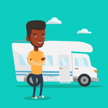 Motorlu ev önünde duran adam.