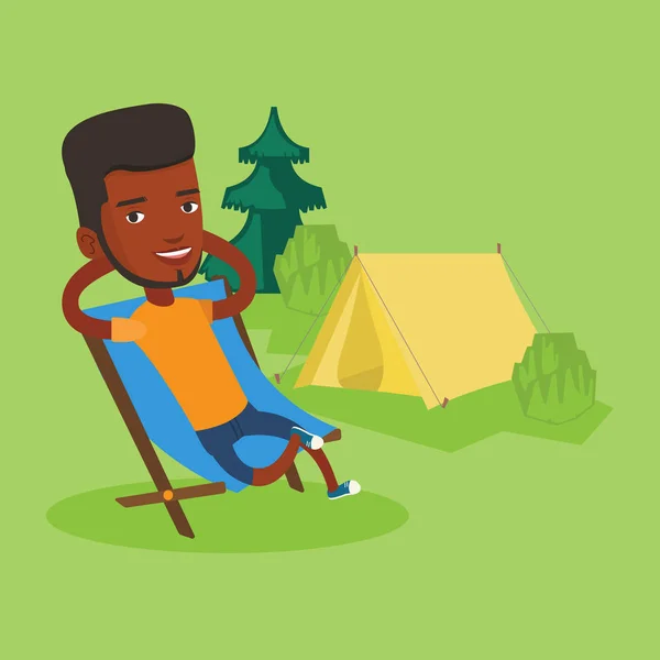 Homem sentado em cadeira dobrável no acampamento . — Vetor de Stock