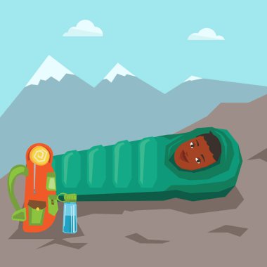 Uyku tulumu dağlarda dinlenme kadın.